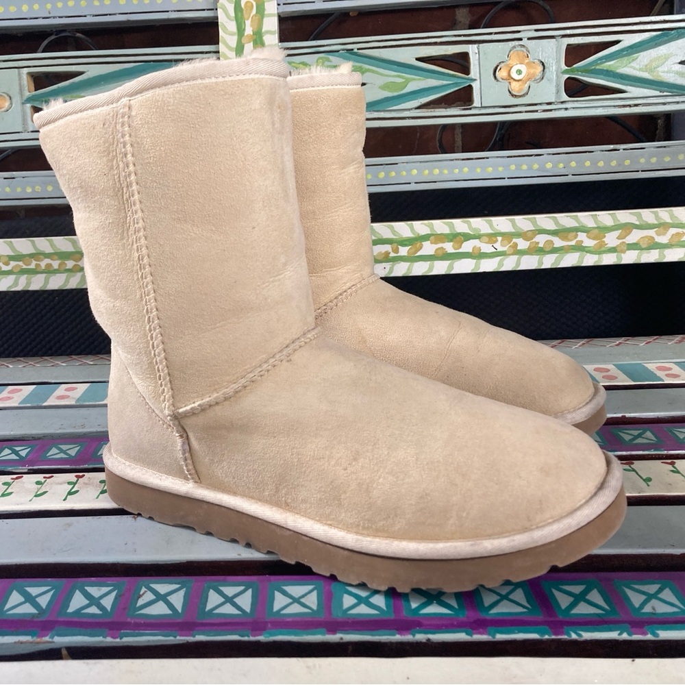 UGG Classic Short Sand Boots 5825 Sz 8 Sheepskin Lined